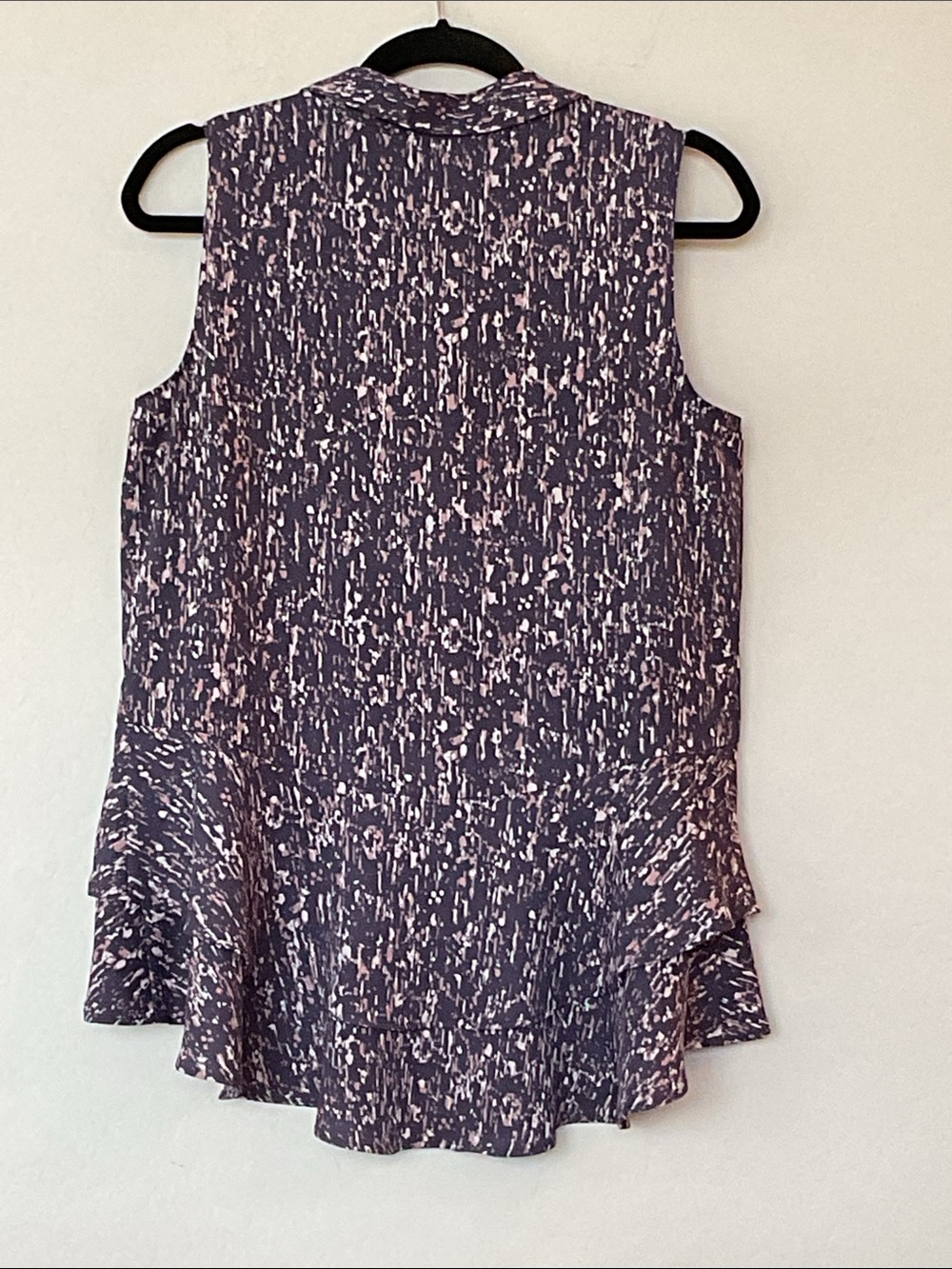 ๐ป 2/$9 Simply Vera Wang Top - Picture 4 of 10